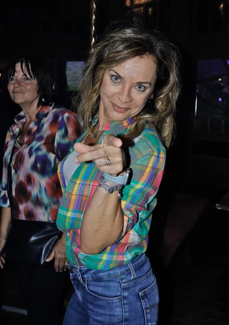 een vrouw aan het poseren voor de camera op de jaarmarkt van Rode